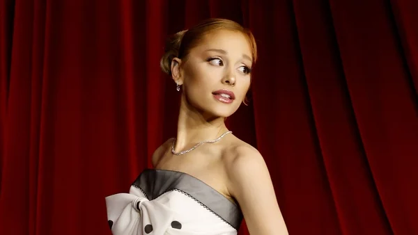 Ariana Grande apologises over backstage behaviour after claims by actress