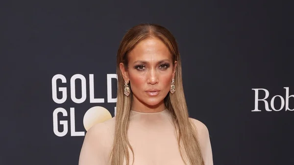 Jlo apologises to a fan in person over US and Canada tour cancellation