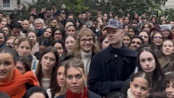 Hundreds attend Harry Styles lookalike contest to celebrate 'London legend'